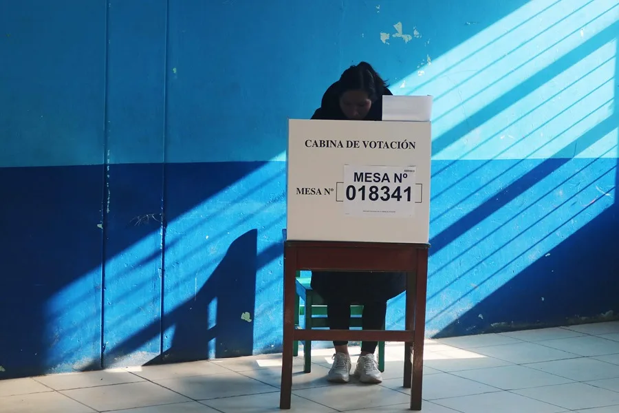 Fotografía de archivo de una mujer que vota en la primera vuelta de las elecciones en Perú. EFE/ Sengo Pérez.
