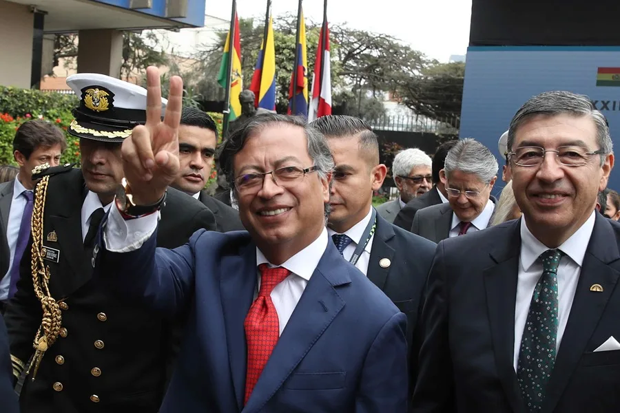 Fotografía de archivo del presidente de Colombia, Gustavo Petro (c), en Lima (Perú). EFE/ Paolo Aguilar.
