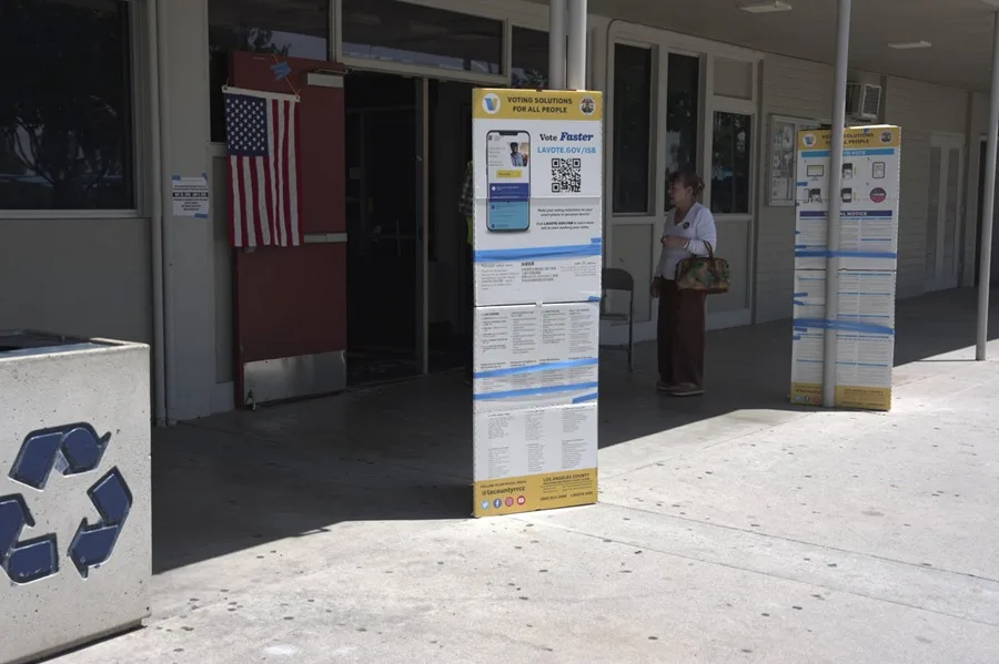 Puesto de votación en California.