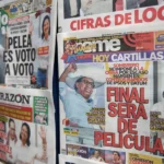 Fotografía que muestra portadas de distintos diarios este lunes, en Lima (Perú). EFE/ Paolo Aguilar.