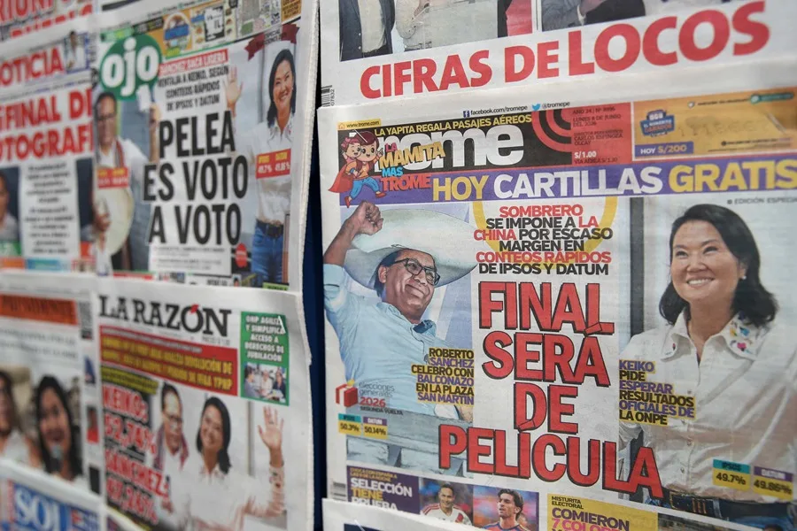 Fotografía que muestra portadas de distintos diarios este lunes, en Lima (Perú). EFE/ Paolo Aguilar.