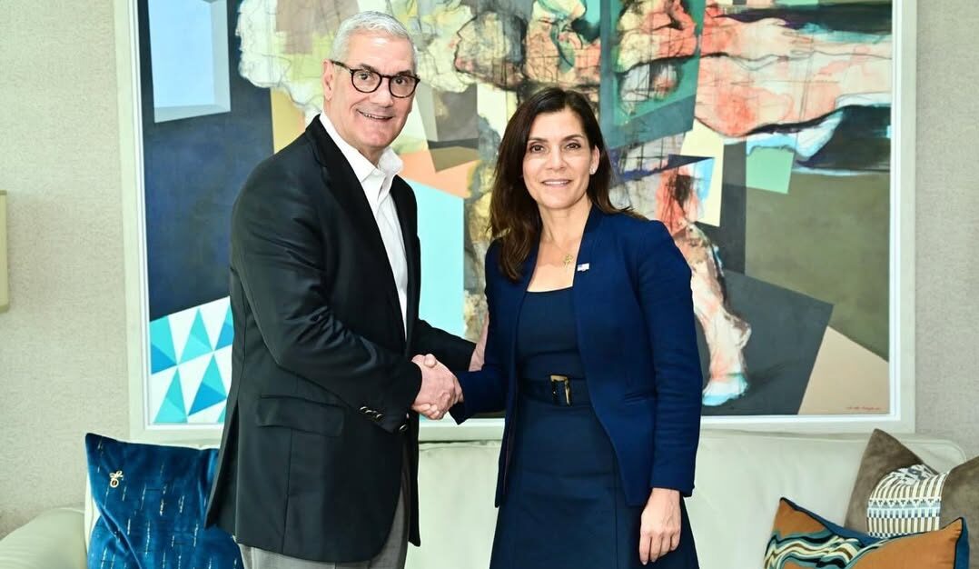 Gonzalo Castillo, aspirante a la Presidencia y la embajadora de Estados Unidos en República Dominicana, Leah Campos
