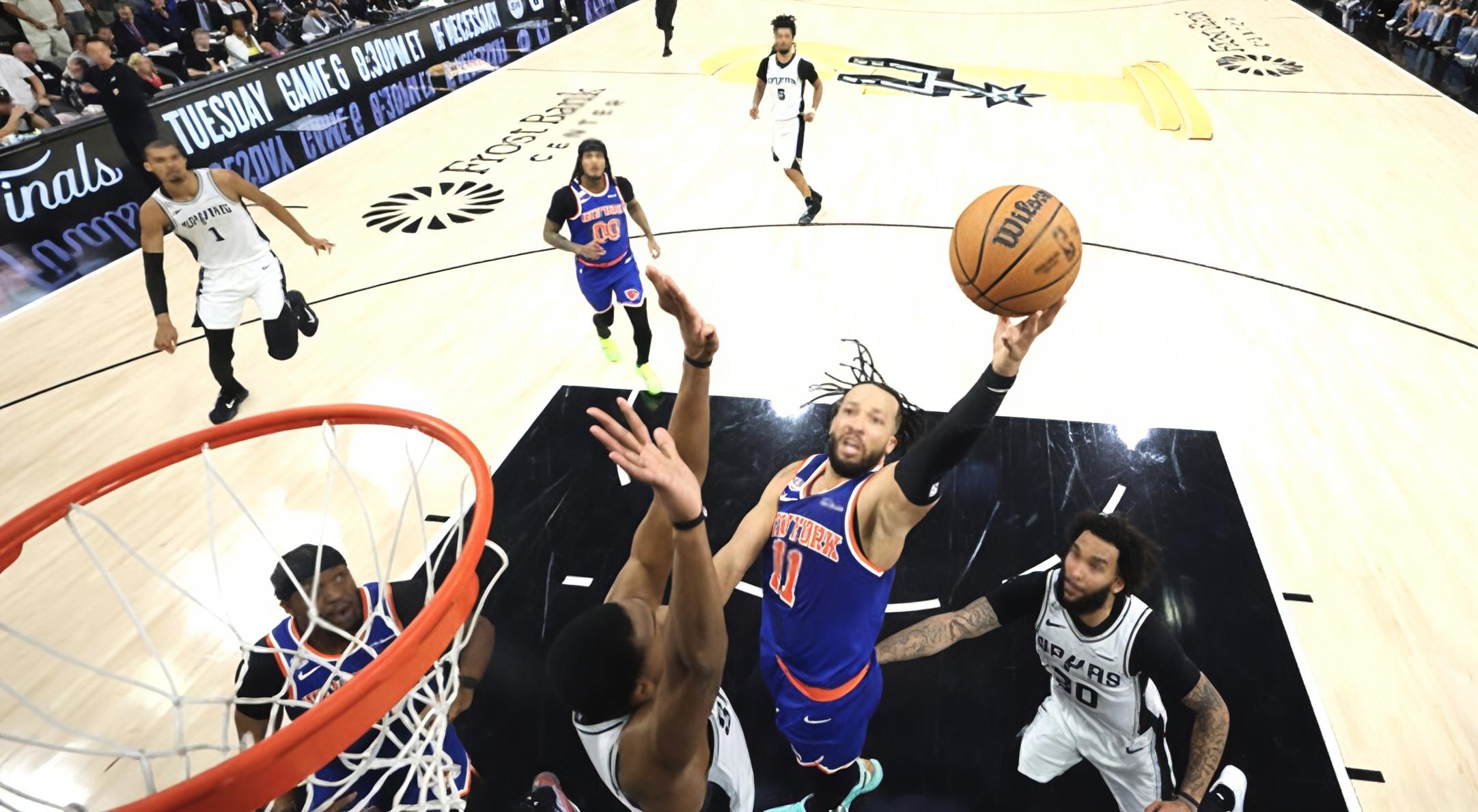 Jalen Brunson con sus 45 puntos marcó el paso doble ante la ausencia del dominicano Towns.