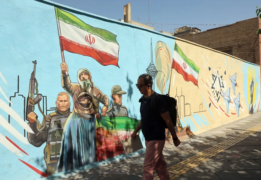 Un mural con mensaje patriótico en una calle de Teherán. EFE/EPA/Abedin Taherkenareh.