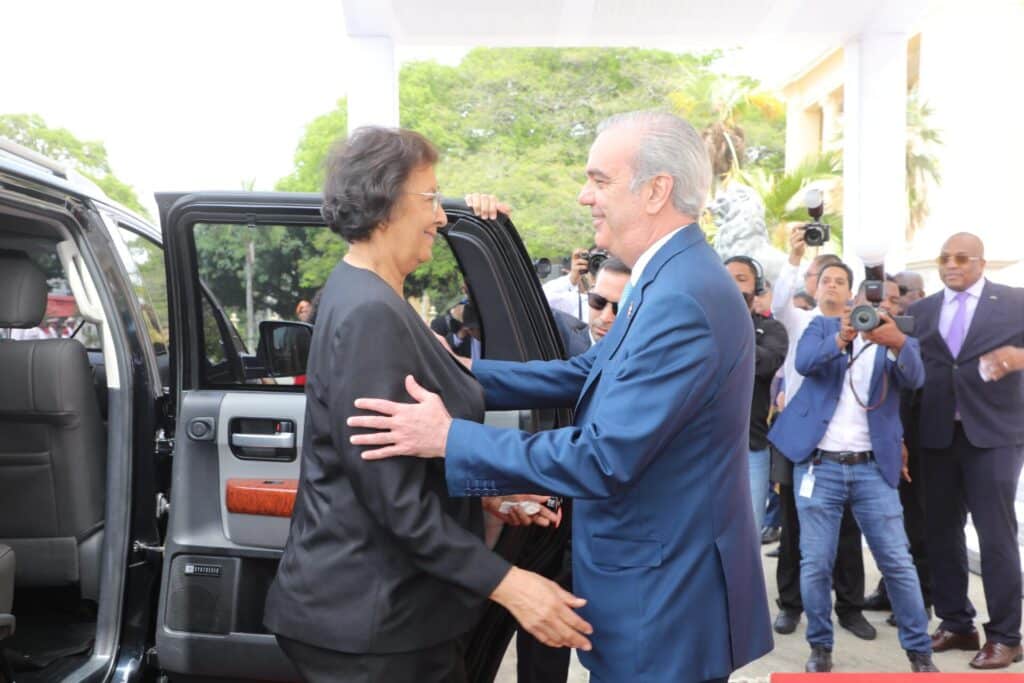El presidente Luis Abinader recibe a la presidenta de Surinám, Jennifer Geerlings-Simons.
