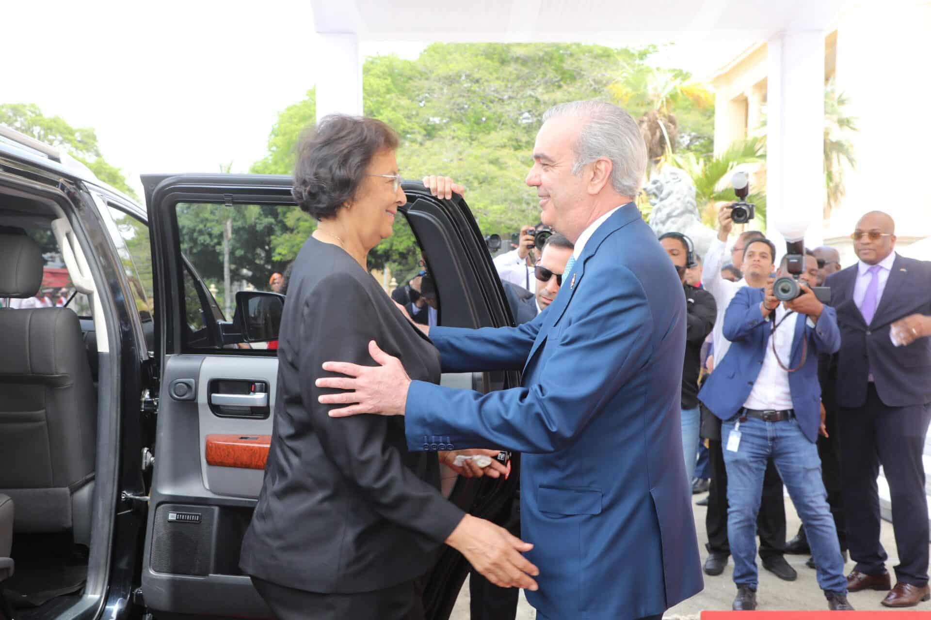 El presidente Luis Abinader recibe a la presidenta de Surinám, Jennifer Geerlings-Simons.