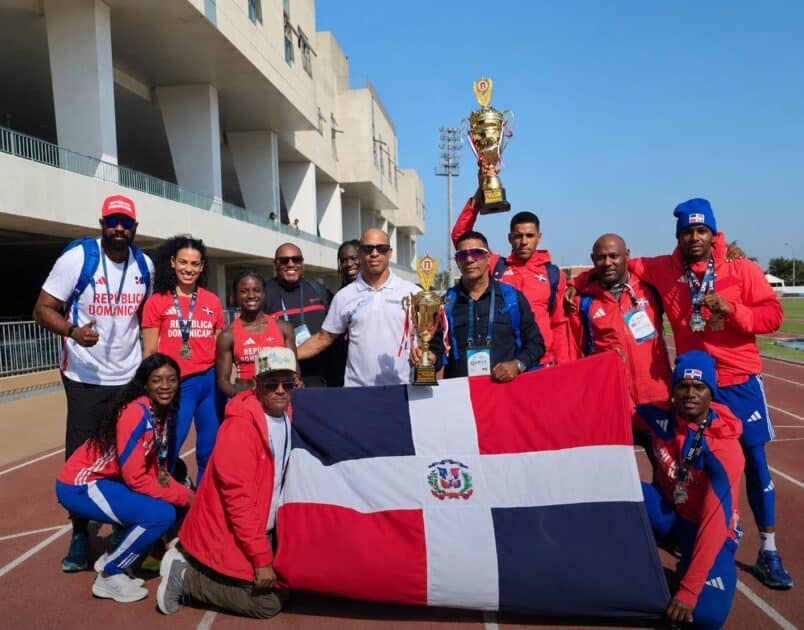Los atletas festejan el tercer lugar como equipo femenino en el Iberoamericano de Atletismo. Figura el presidente de la Federación de Atletismo, ingeniero Alexis Peguero. Marisabel Senyú, ganó el oro en Salto Alto.