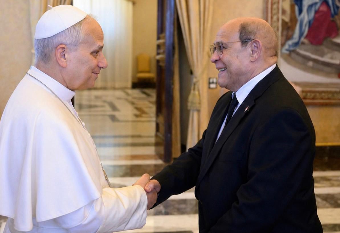 El ministro de Educación Superior, Ciencia y Tecnología, Rafael Santos Badía y el Papa León XIV.