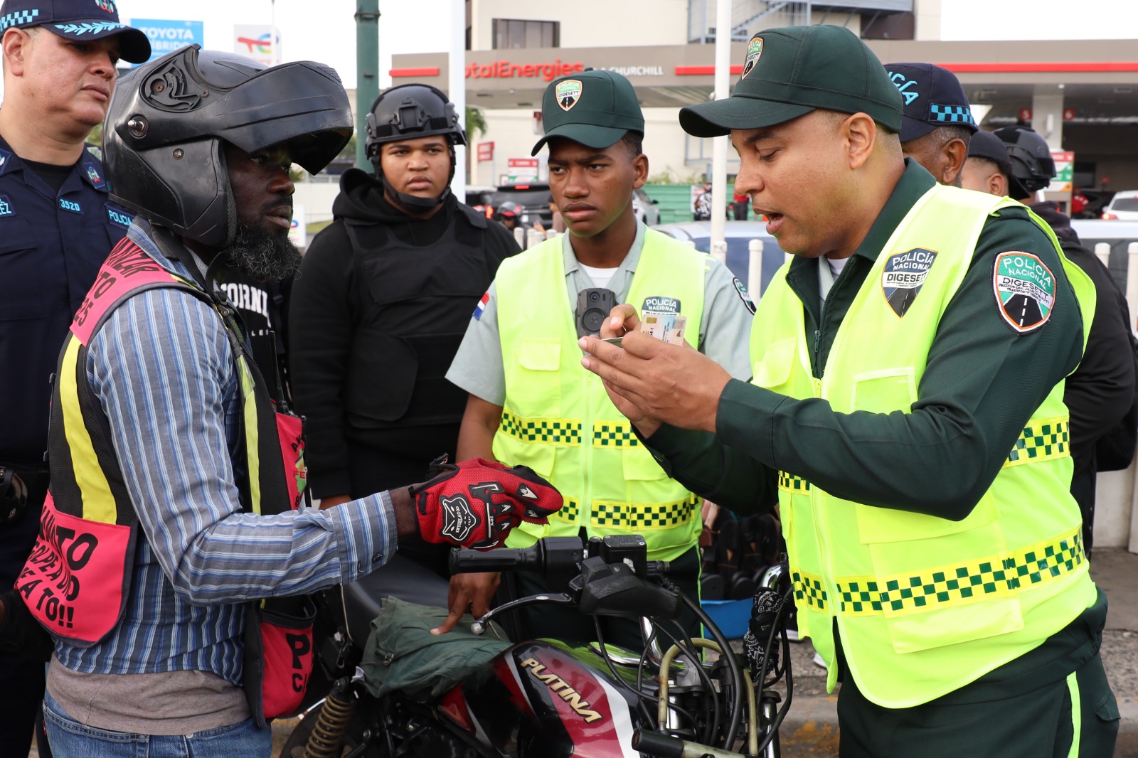 Autoridades realizan operativo para regular motocicletas.