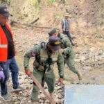 Trabajos de desmanteción de la represa ilegal construida en el río Bellaco, en Santiago