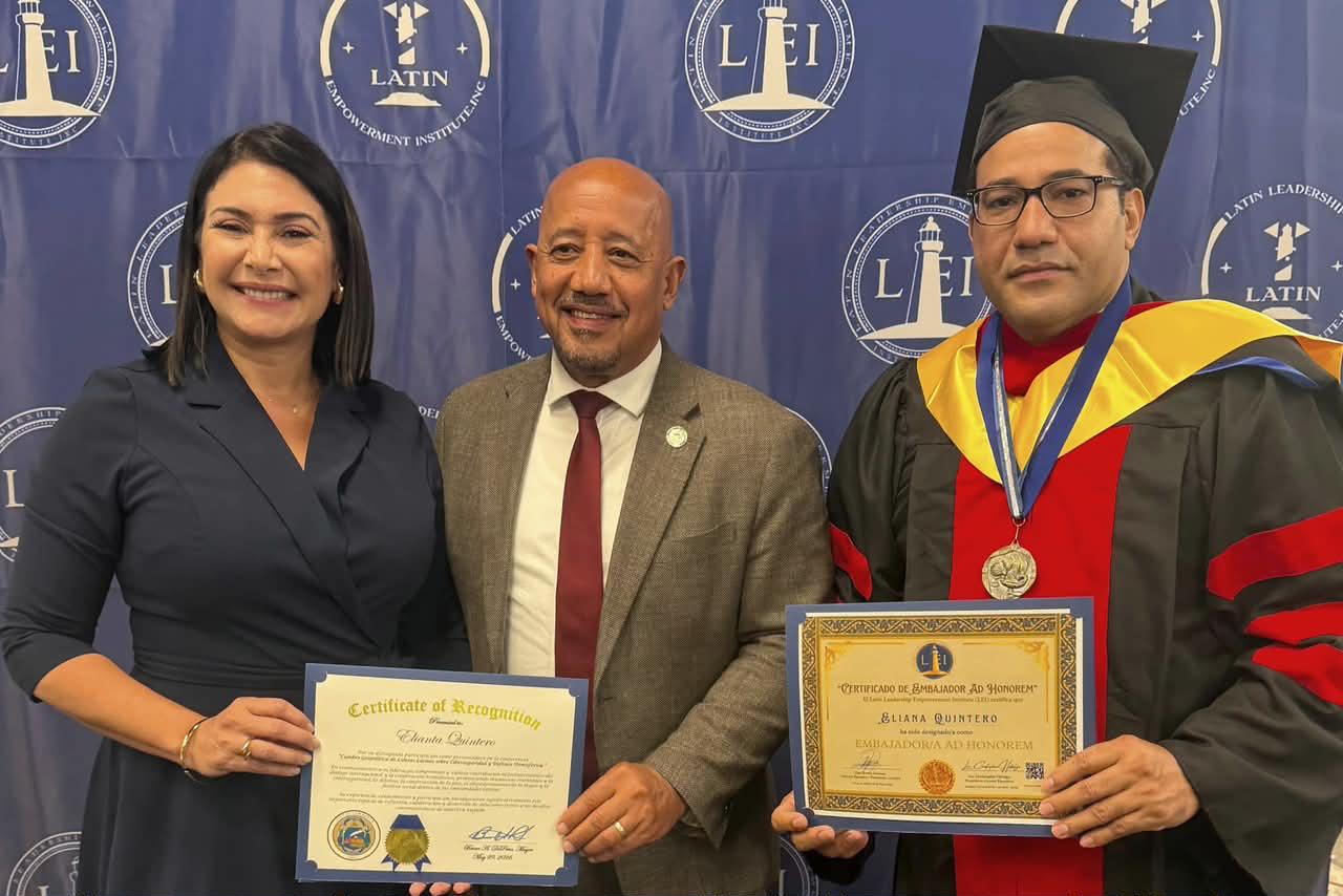Universidad de Estados Unidos reconoce a Salvador Holguín con Doctorado Honoris Causa