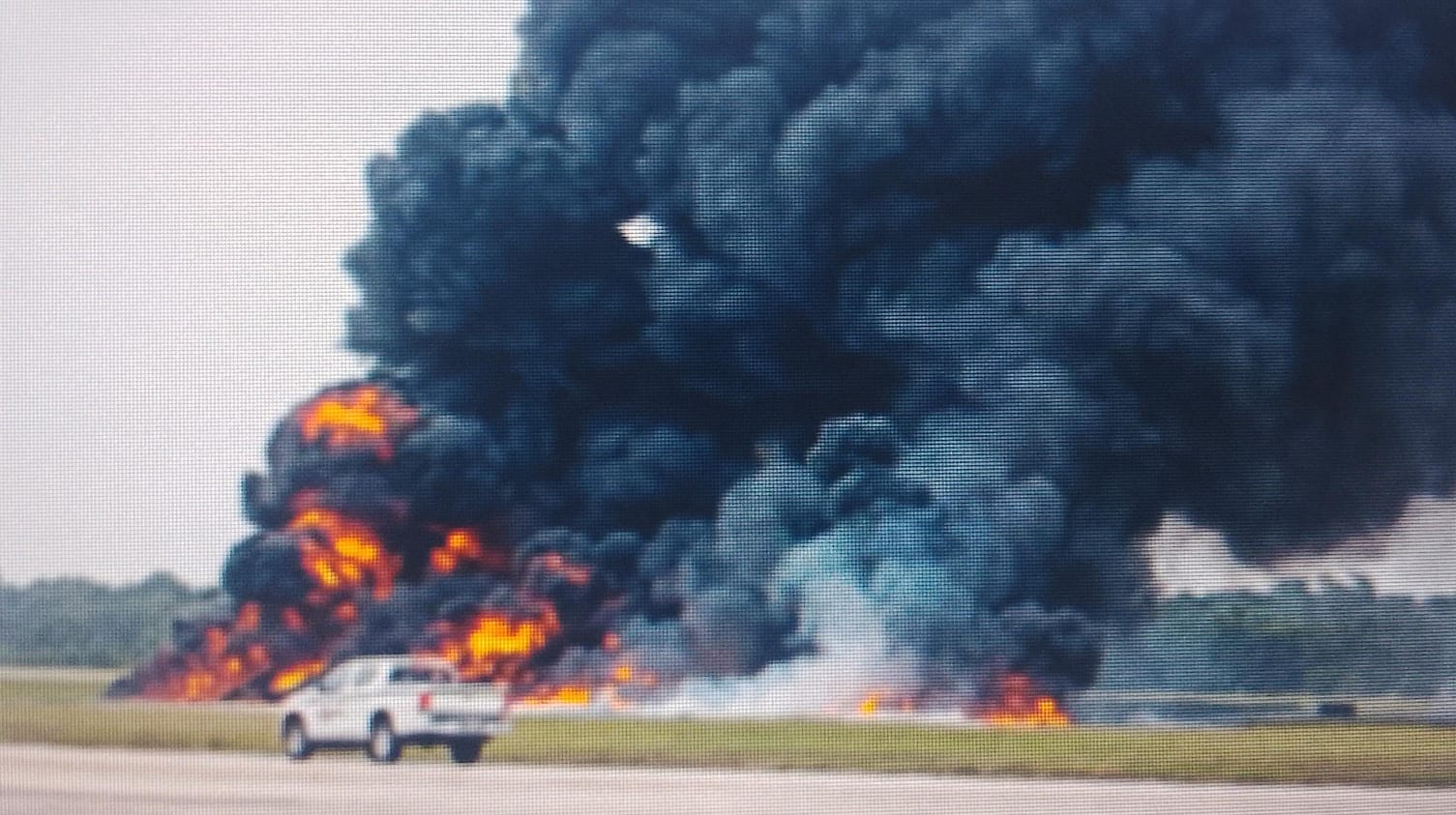 Humareda tras incendio de avión privado en La Romana. (Fuente externa).