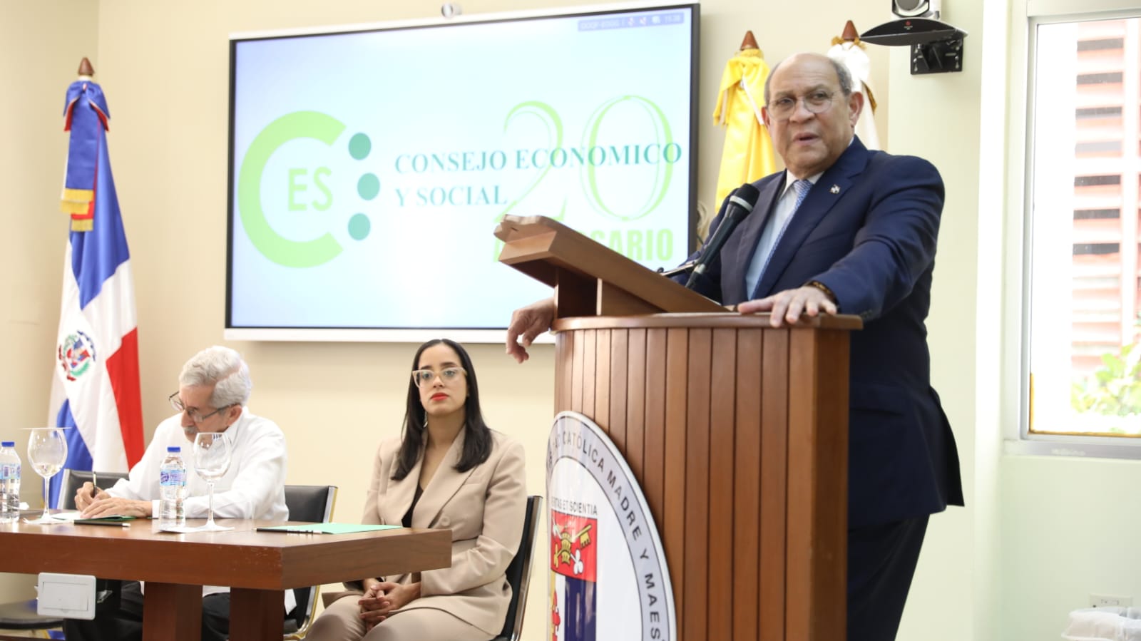 El ministro de Educación Superior, Ciencia y Tecnología (MESCyT), Rafael Santos Badía acompañado ante el Consejo Económico y Social (CES), durante la Asamblea Plenaria Extraordinaria. (Fuente externa).