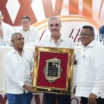 Luis Abinader al ser reconocido por Umphi.