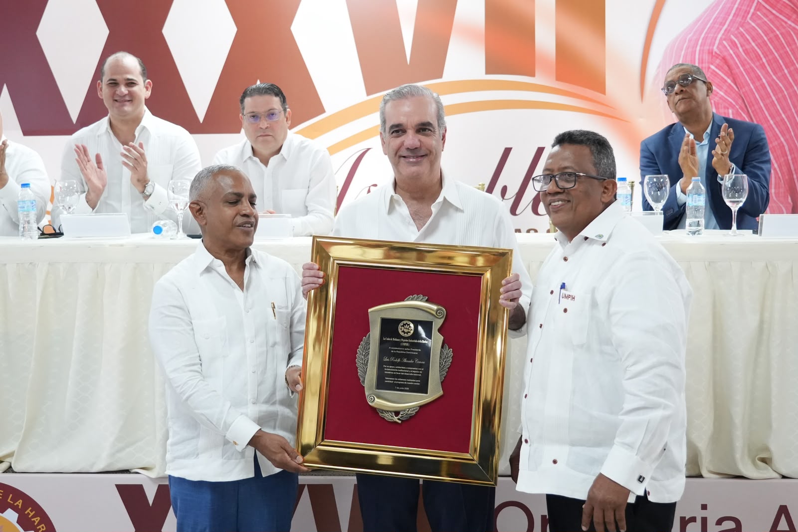 Luis Abinader al ser reconocido por Umphi.