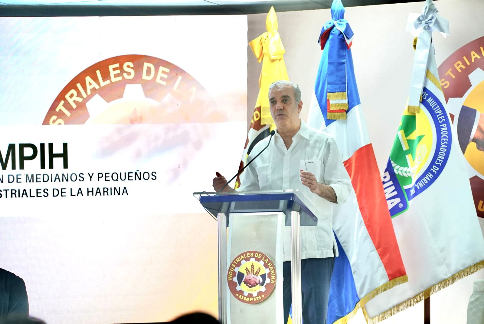 Luis Abinader apoyará a panaderos,