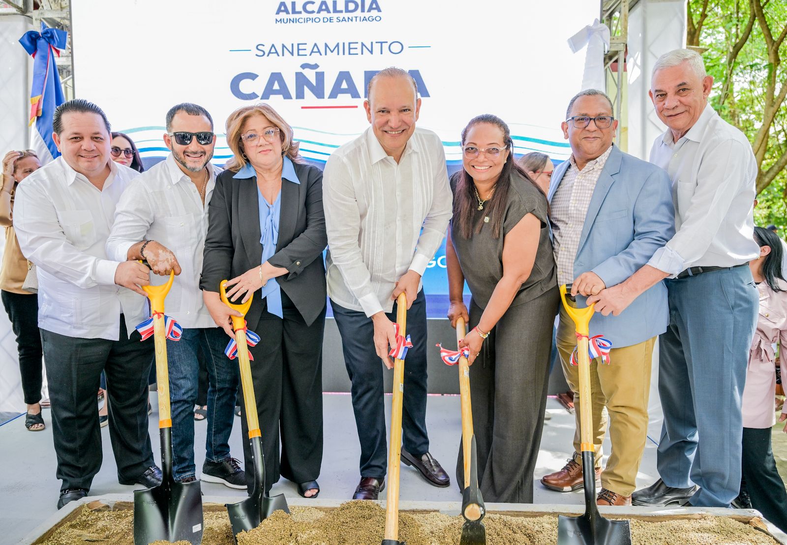 Alcaldía de Santiago inicia saneamiento de la cañada Hoya de Caimito.