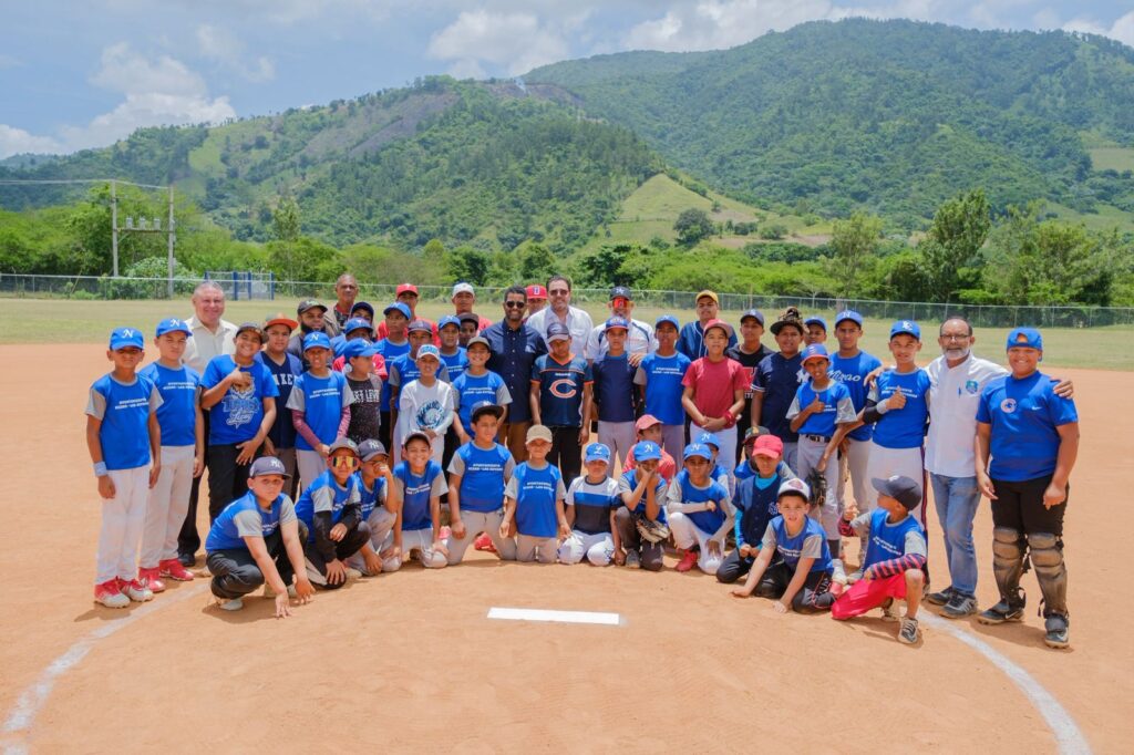 Joel Lithgow, director para América Latina de New York Yankees, deja inaugurada la remodelación del estadio Leonel Pujols, en Nizao, Ocoa, junto a autoridades, comunitarios y atletas de la comunidad.