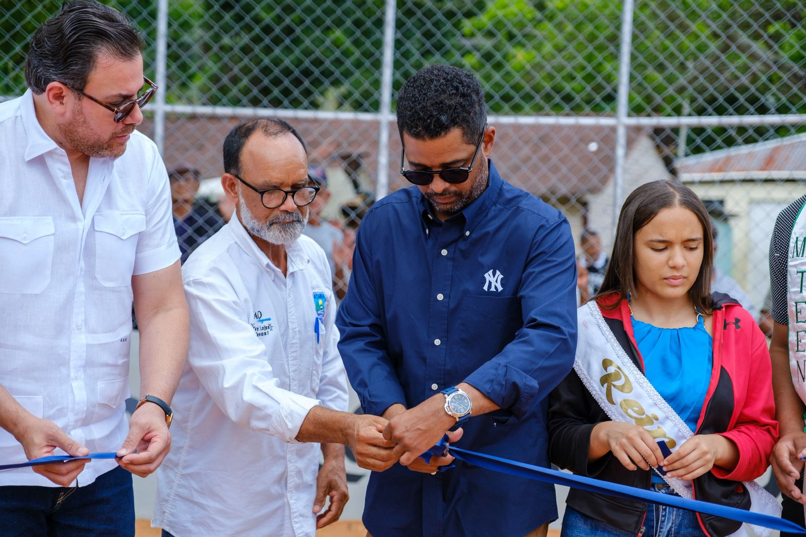 Joel Lithgow realiza el corte de cinta del nuevo estadio, junto al senador de Ocoa, Aneudy Ortiz (izquierda) y el alcalde de la comunidad, José Francisco Morfa Pujols.