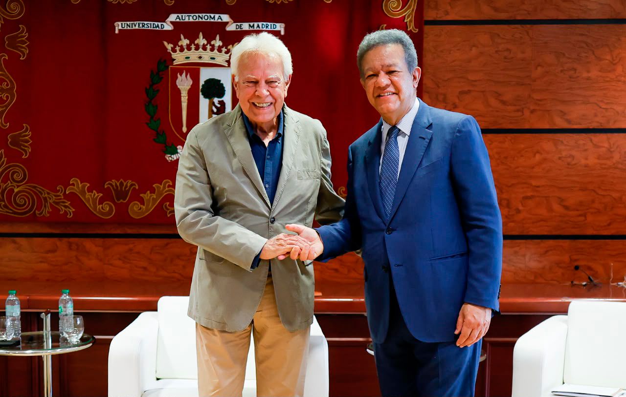 Felipe González, expresidente de España, junto a Leonel Fernández, expresidente de República Dominicana.