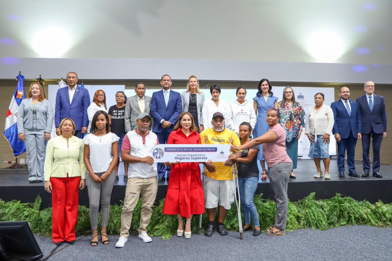 La directora general de Supérate, Mayra Jiménez, junto a beneficiarios del programa Supérate.