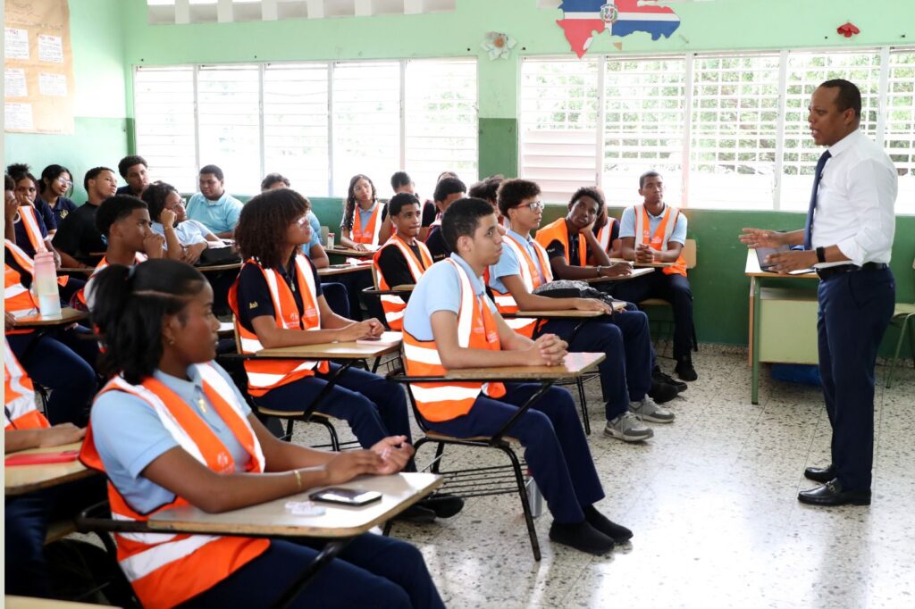 Milton Morrison imparte clases de educación vial a estudiantes de 6to de bachillerato