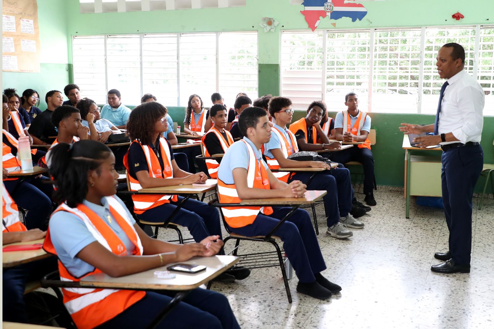 Milton Morrison imparte clases de educación vial a estudiantes de 6to de bachillerato