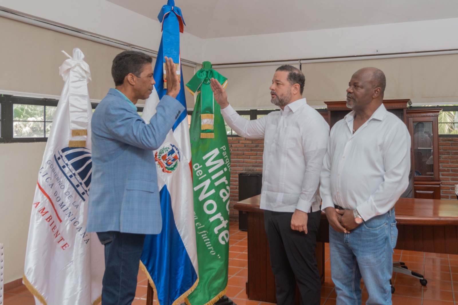 Paíno Henríquez juramenta a José Manuel López como administrador del Parque Nacional Mirador Norte.
