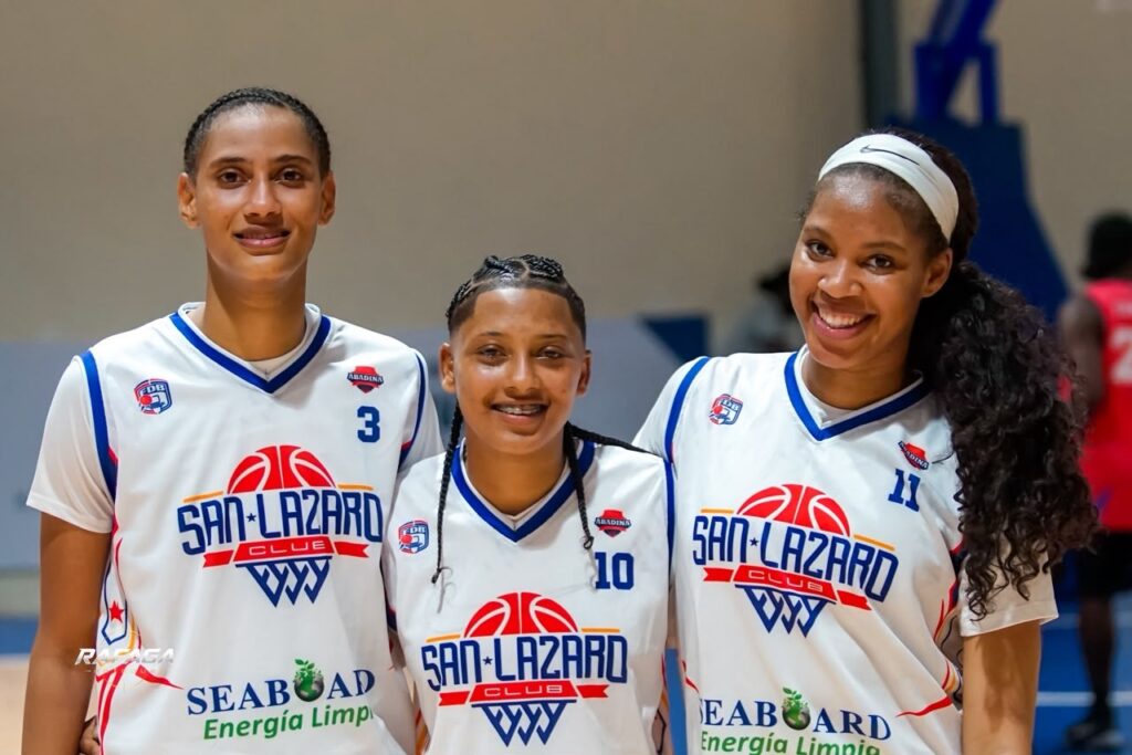 Vanessa Bautista, Laura Díaz y Dallysshya Moreno, del club San Lázaro.