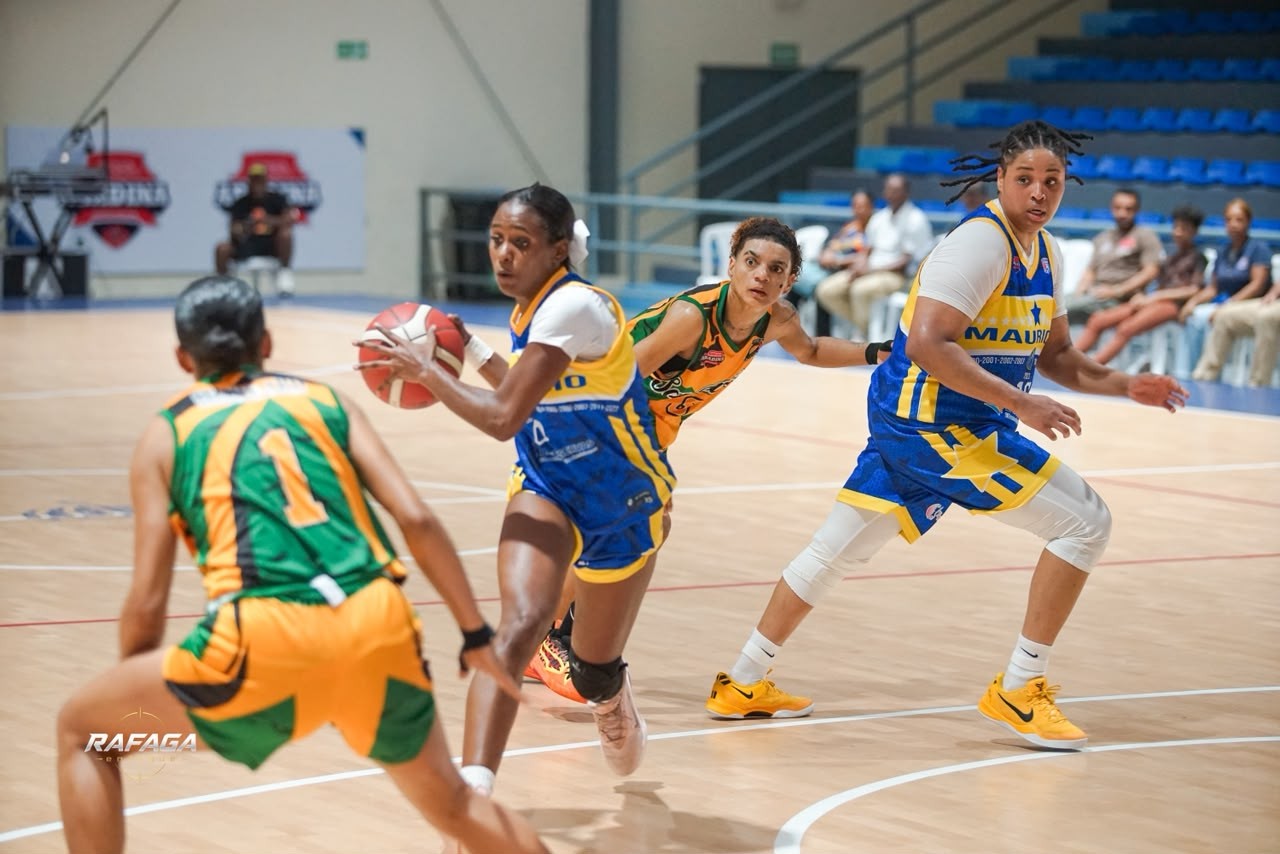 Gloribel Rodríguez, del club Mauricio Báez, intenta burlar la defensa de Yadira Marte, de San Carlos. Figuran, Jennifer Jiménez e Ileana Patricia.