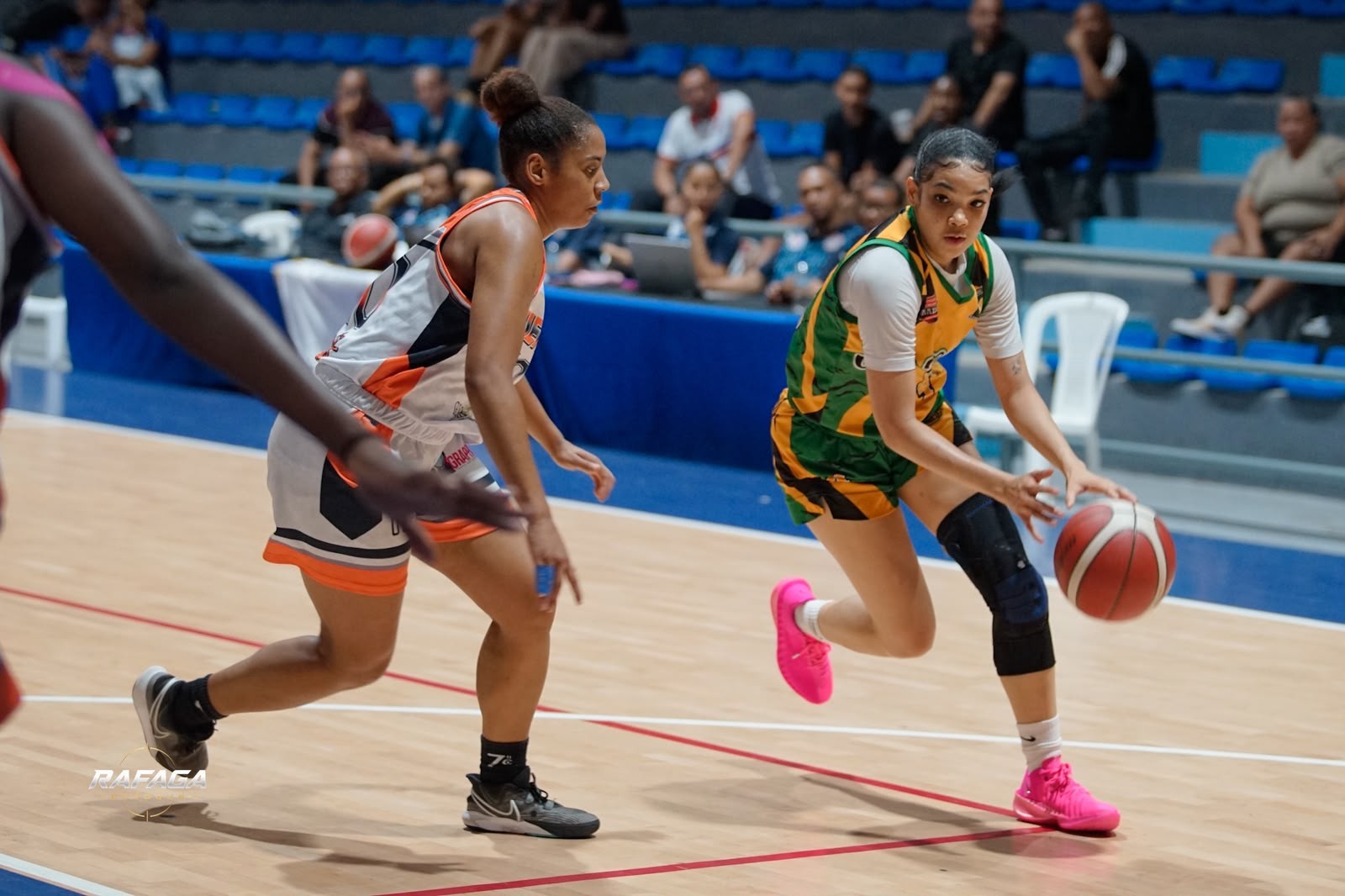 Melissa Cabral, de San Carlos, avanza con el balón ante una jugadora de La Ciénaga.