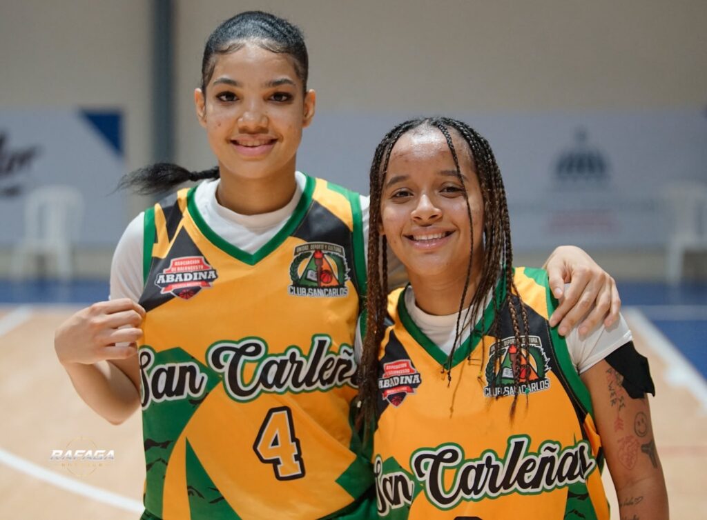 Melissa Cabral y Audry Castro, del club San Carlos.