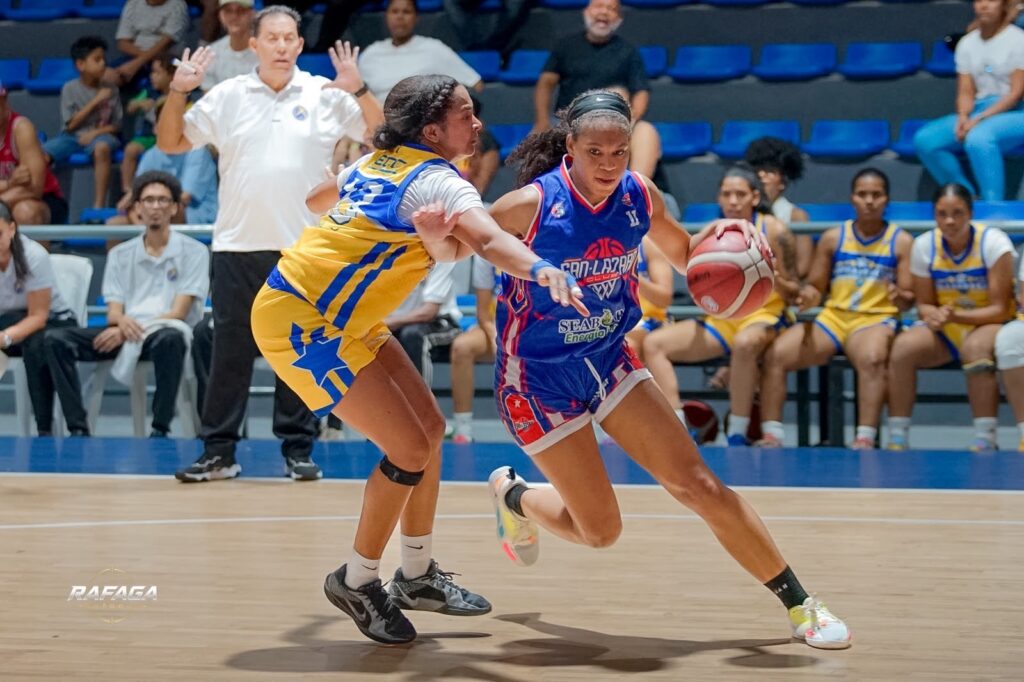 Dallysshya Moreno, de San Lázaro, driblea ante la defensa de Yadira Marte, del Mauricio.