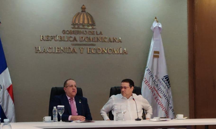 Ministro de Hacienda y Economía, Magín Díazy y el ministro de Industria, Comercio y Mipymes, Eduardo Sanz Lovatón.