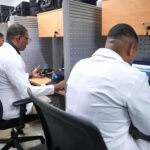 Agentes del Departamento de Investigaciones de Crímenes y Delitos de Alta Tecnología (DICAT) en el laboratorio técnico forense