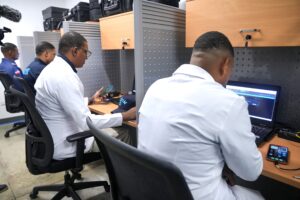 Agentes del Departamento de Investigaciones de Crímenes y Delitos de Alta Tecnología (DICAT) en el laboratorio técnico forense