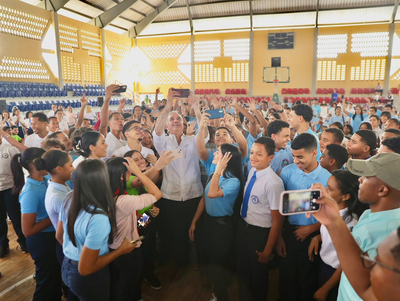 Abinader dispone evaluación temprana de becas estudiantiles