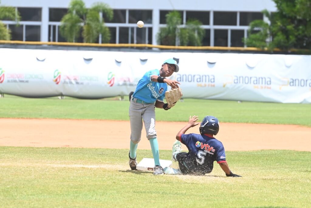 Acción del partido entre Santo Domingo y Bahoruco, ganado 14 a 7 por los pasados campeones dela versión 2024 y 2025.