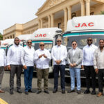 Autoridades entregan unidades en la sede del Palacio Presidencial.