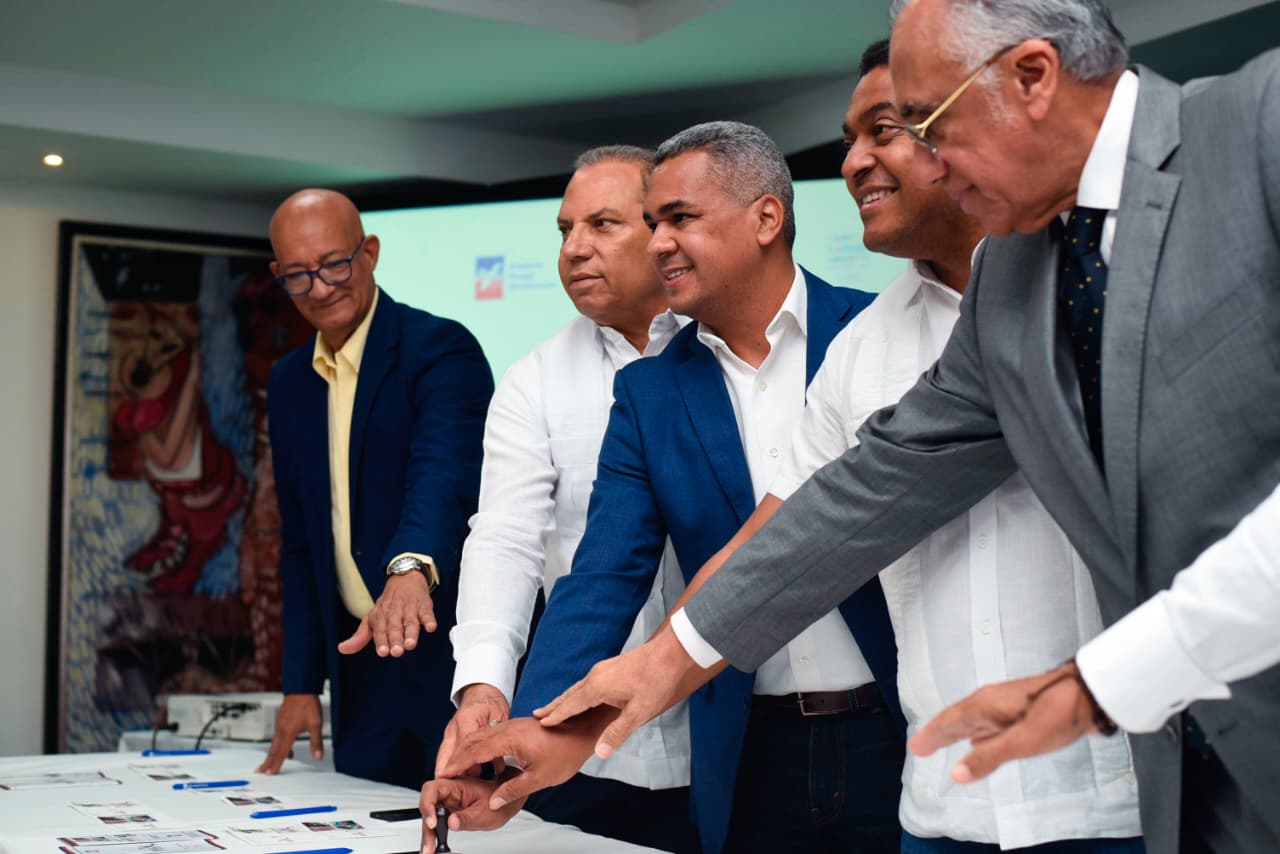 Presentan emisión postal oficial dedicada a los Juegos Centroamericanos y del Caribe 2026.