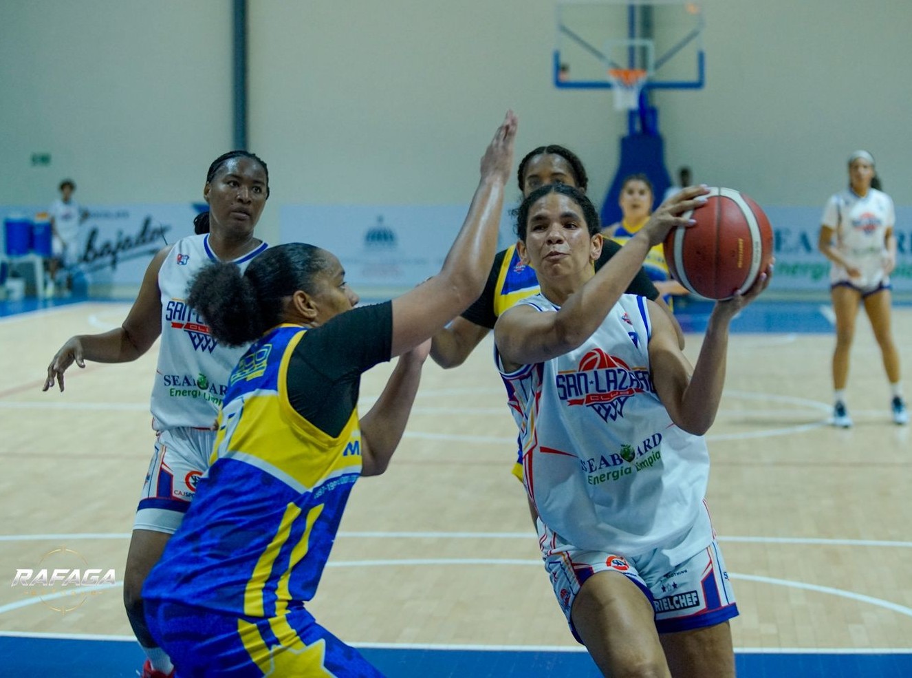 Alicia Penzo, del club San Lázaro, en una acción ofensiva sobre la jugadora del Mauricio Báez, Génesis Evangelista.