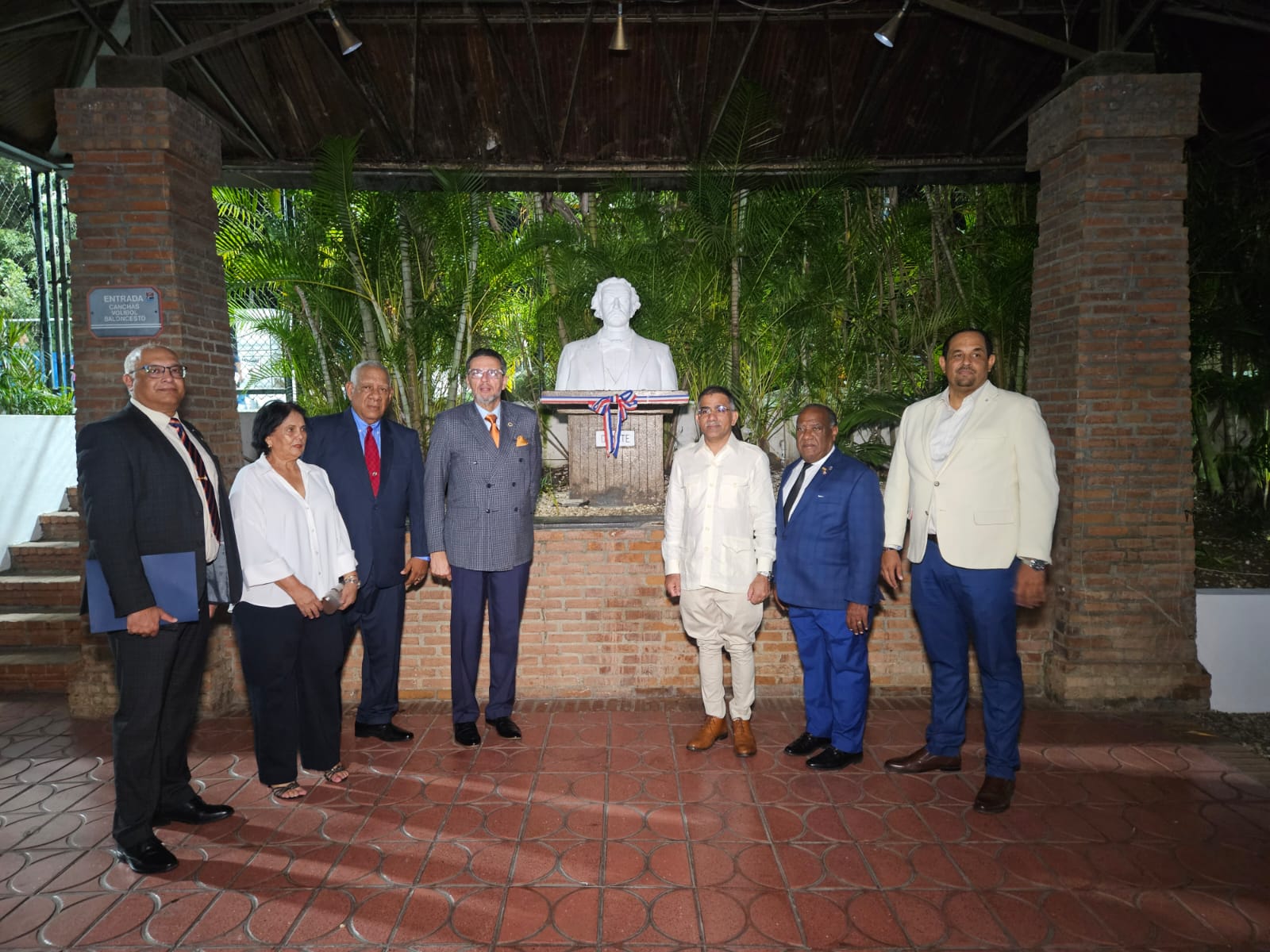 Autoridades de la India y la República Dominicana junto a Su Excelencia Sir K. D. Dewal, embajador de la India en la República Dominicana.