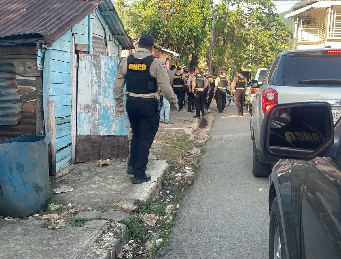 Agentes de la DNCD durante operativos