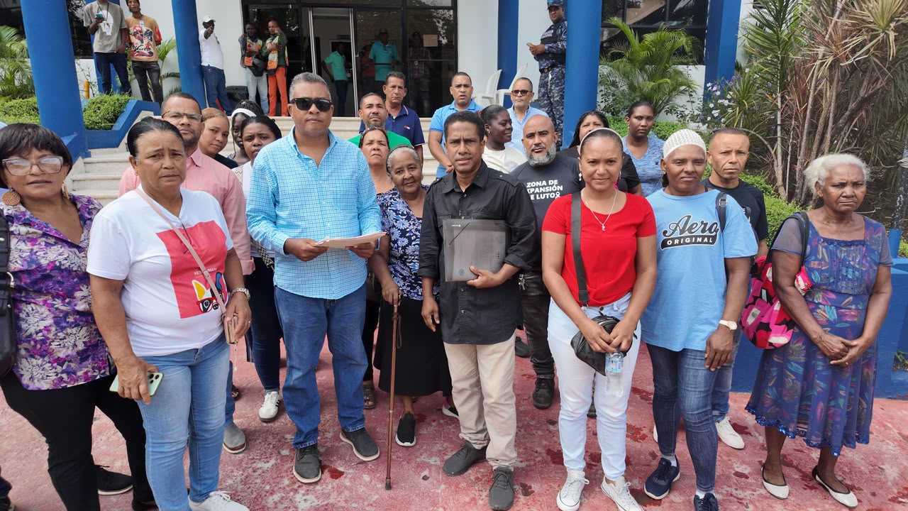 Comunitarios en SDO denuncian conviven con la basura.