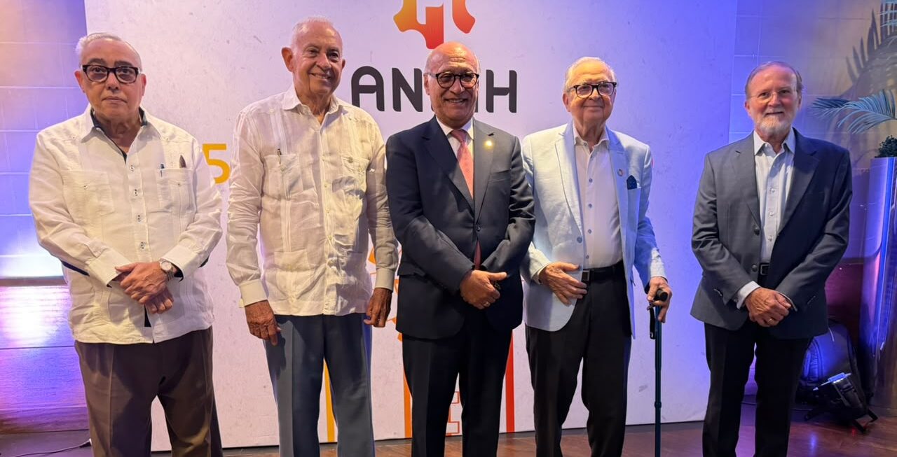 Ángelo Viro presidente de la entidad juntos a los expresidente de ANEIH homenajeados: Antonio Espín, César Nicolás Penson, Luis Sánchez Noble e Ignacio Méndez