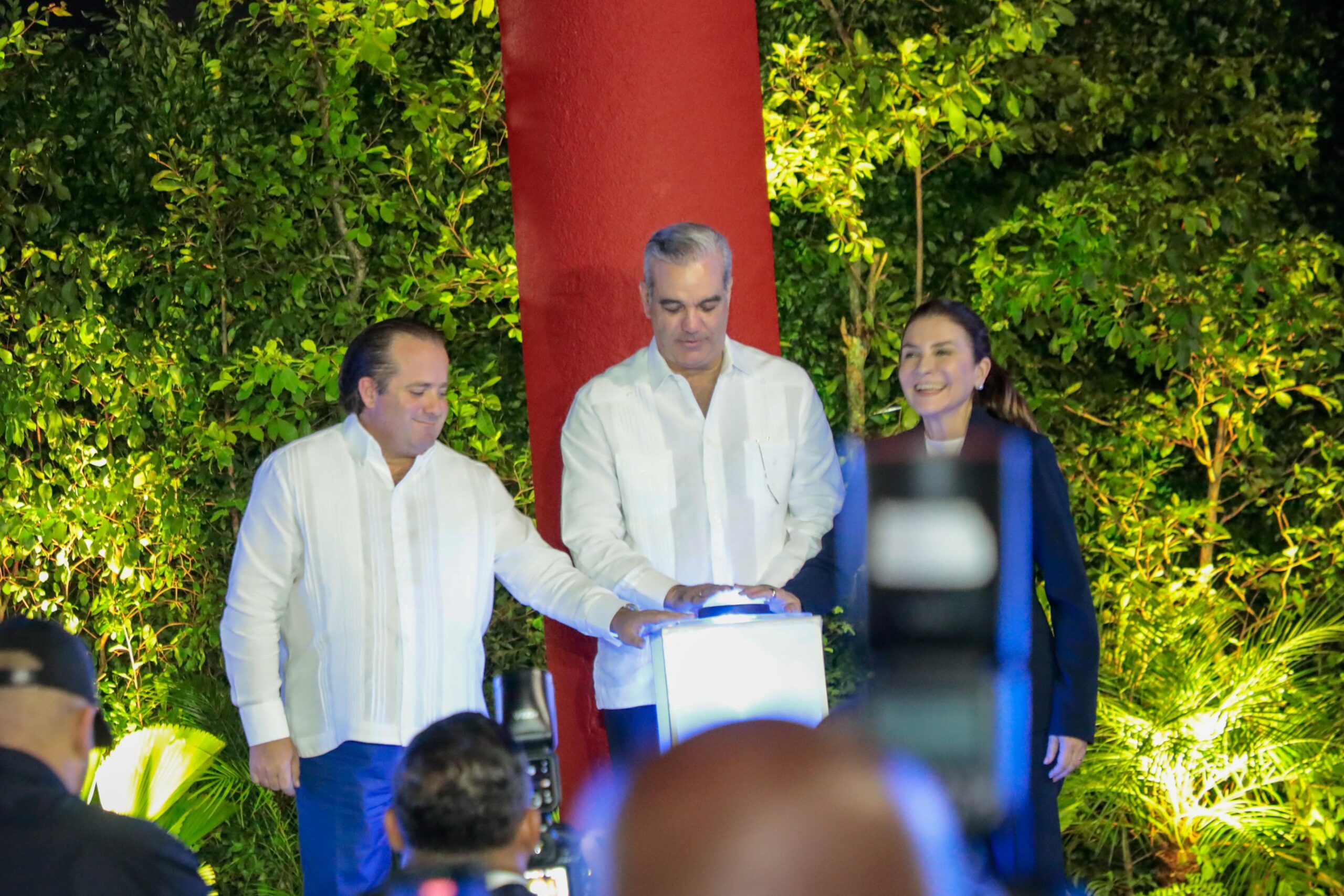 El ministro de la Presidencia, José Ignacio Paliza; el presidente de la República, Luis Abinader; y la alcaldesa del Distrito Nacional, Carolina Mejía.