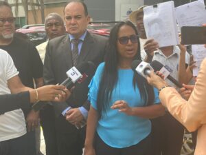 Comunitarios de Los Farallones depositan recursos de reconsideración de proyecto de Monorriel de Santo Domingo.