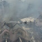 Unidades de emergencia realizan labores para contener incendio en hotel de Bayahibe.