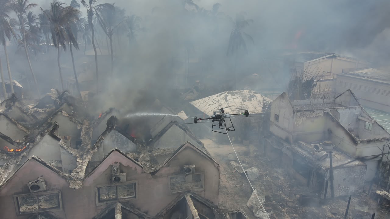 Unidades de emergencia realizan labores para contener incendio en hotel de Bayahibe.