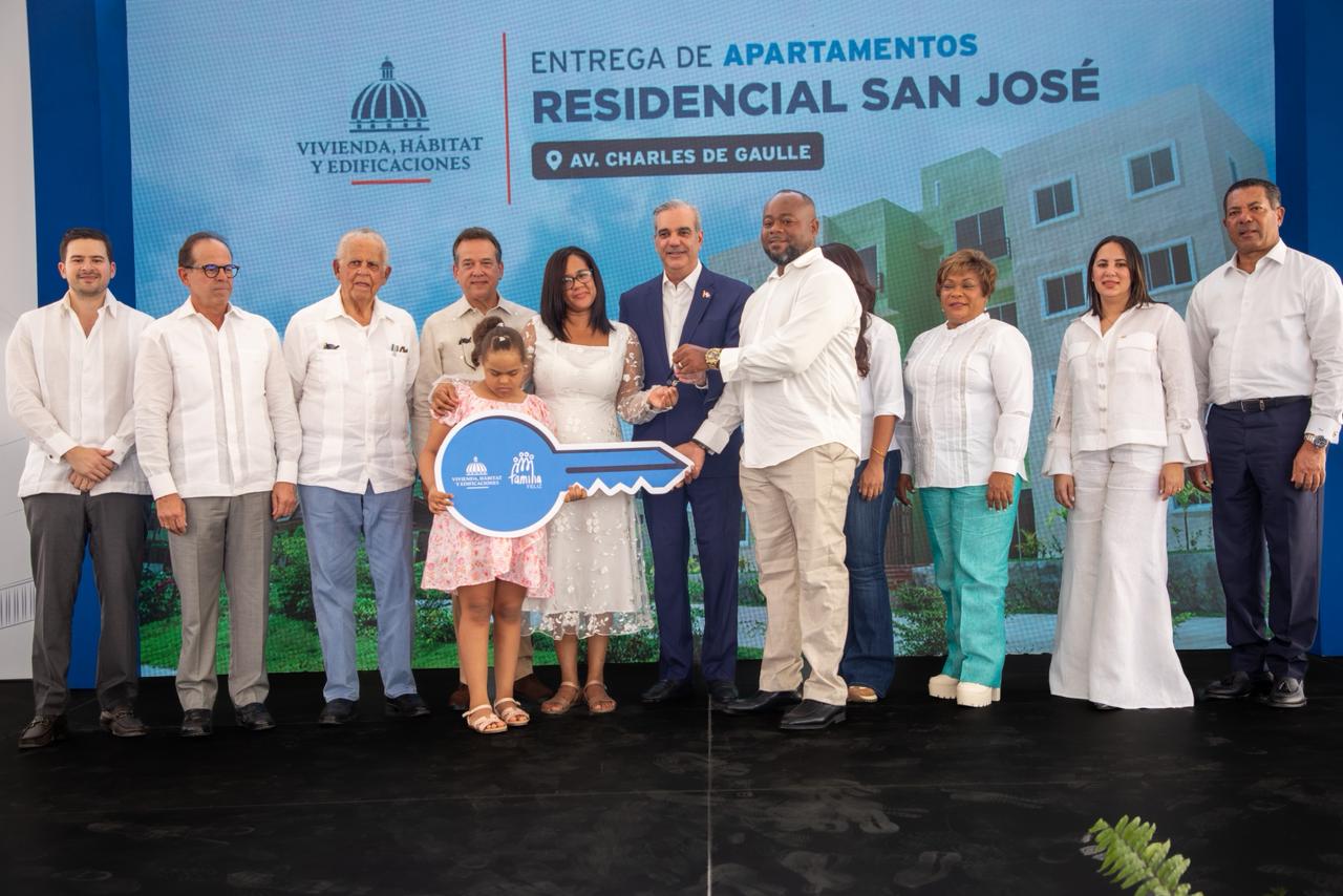Presidente Abinader encabeza entrega de apartamentos en la Urbanización San José.